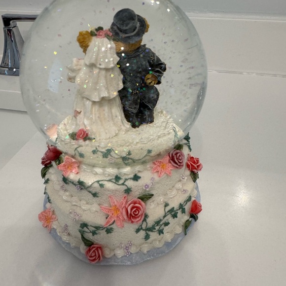 Wedding Bear, anniversary , keepsake musical snow globe. Great for a gift - Picture 4 of 4